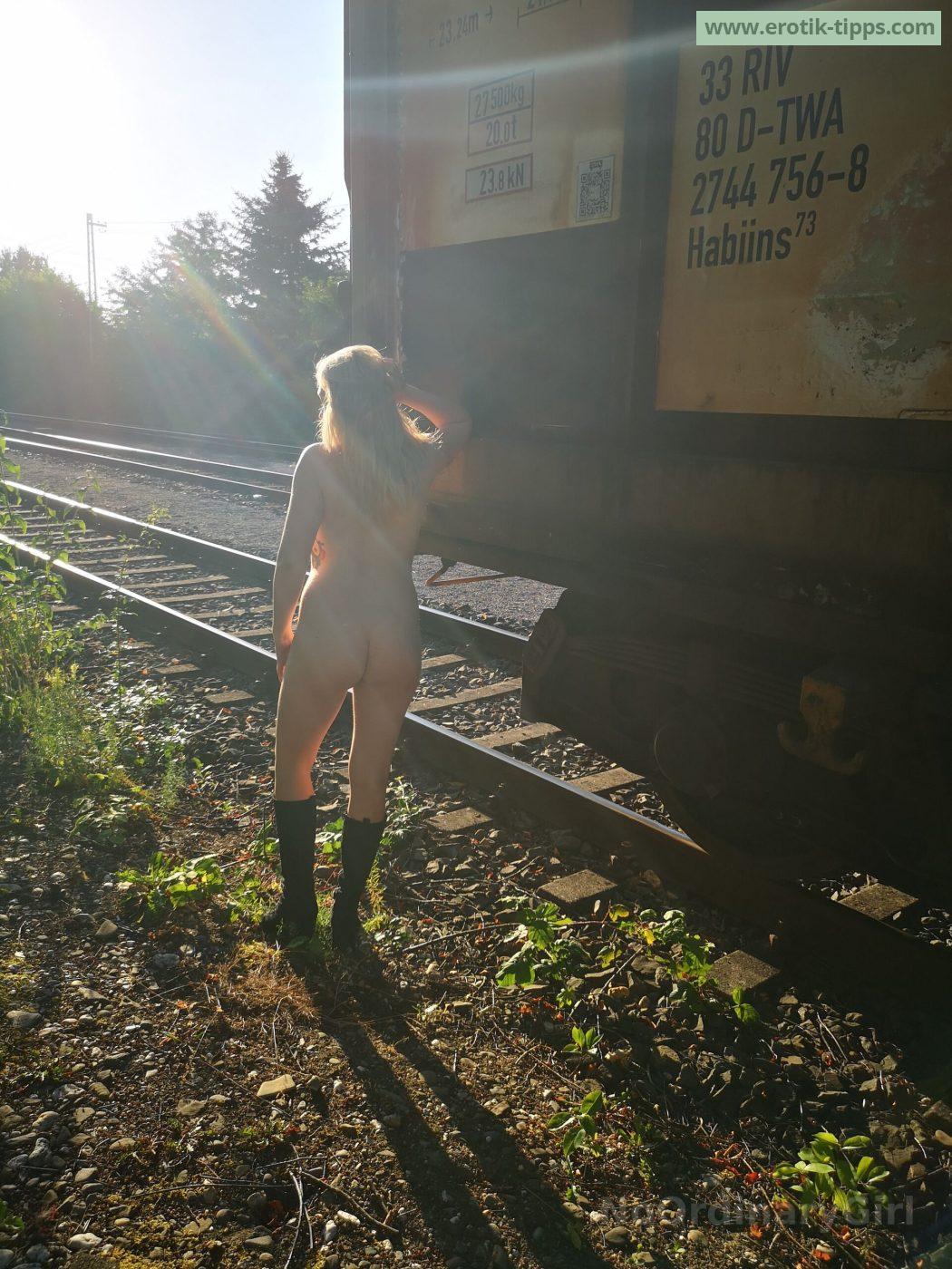 Nude In Public Nackt Shooting Amateur Bild Draussen An Einer Lok